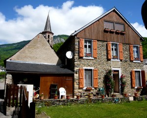 La maison du Rabada, coté jardin avec en second plan le clocher de l'église de Sentein